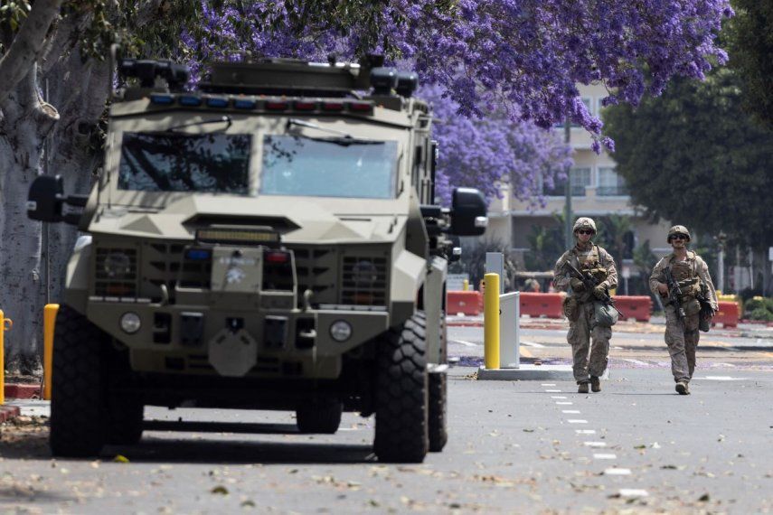Oficiales de la Marina de Estados Unidos custodian un acceso del Edificio Federal Wilshire en Los Ángeles, California, el 13 de junio de 2025.