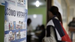 Una persona asiste a un centro de votación para ejercer su voto durante las elecciones de Costa Rica este domingo, en Cartago.&nbsp;