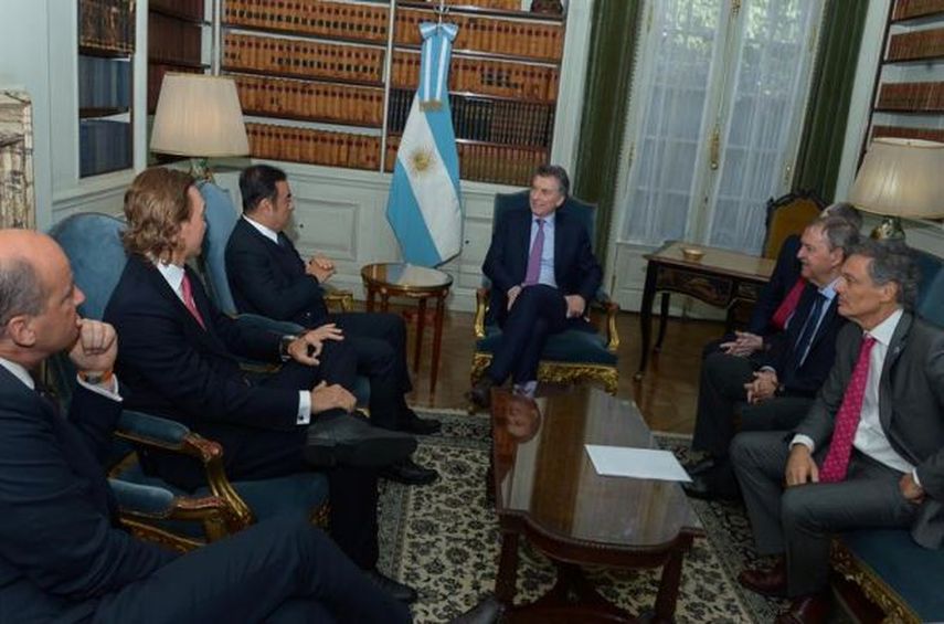 El presidente Mauricio Macri recibió hoy, viernes 29 de julio de 2016, en el Ministerio de Relaciones Exteriores, en Buenos Aires (Argentina), al CEO de la Alianza Renault-Nissan Carlos Ghosn (3i), quien le confirmó inversiones por 800 millones de dóla