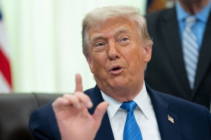 El presidente Donald Trump en la Oficina Oval habla con los medios de comunicación.&nbsp;