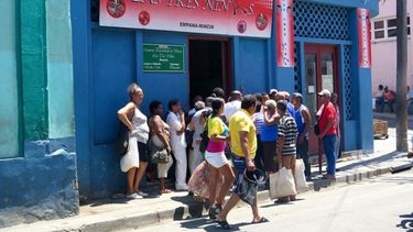 En las tiendas, el régimen vende picadillo generalmente de res, pollo y pavo, con mejor aceptación en cuanto a calidad, pero muchos consumidores se quejan de los precios.