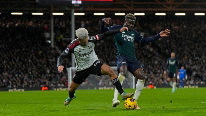 Antonee Robinson del Fulham pelea por el balón con Bukayo Saka del Arsenal en el encuentro de la Liga Premier en el Estadio Craven Cottage el domingo 31 de diciembre del 2023.