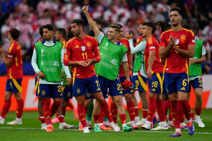 Jugadores de España celebran al final de un partido del Grupo B entre España y Croacia en la Eurocopa 2024 en Berlín, Alemania, el sábado 15 de junio de 2024.