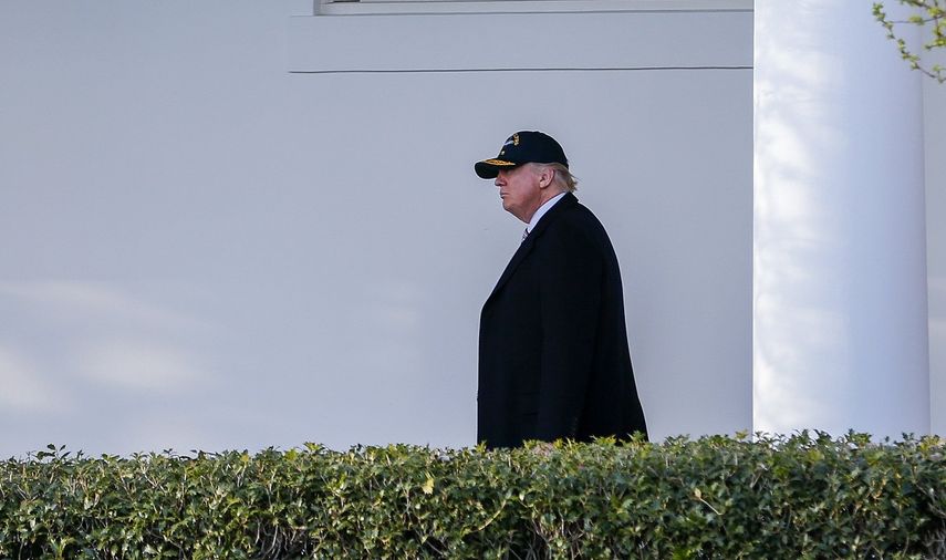 El presidente de EEUU, Donald J.&nbsp;Trump, camina por la Casa Blanca tras regresar de un viaje a Newport News para visitar el portaaviones de la Armada Gerald R. Ford, este jueves 2 de marzo de 2017.