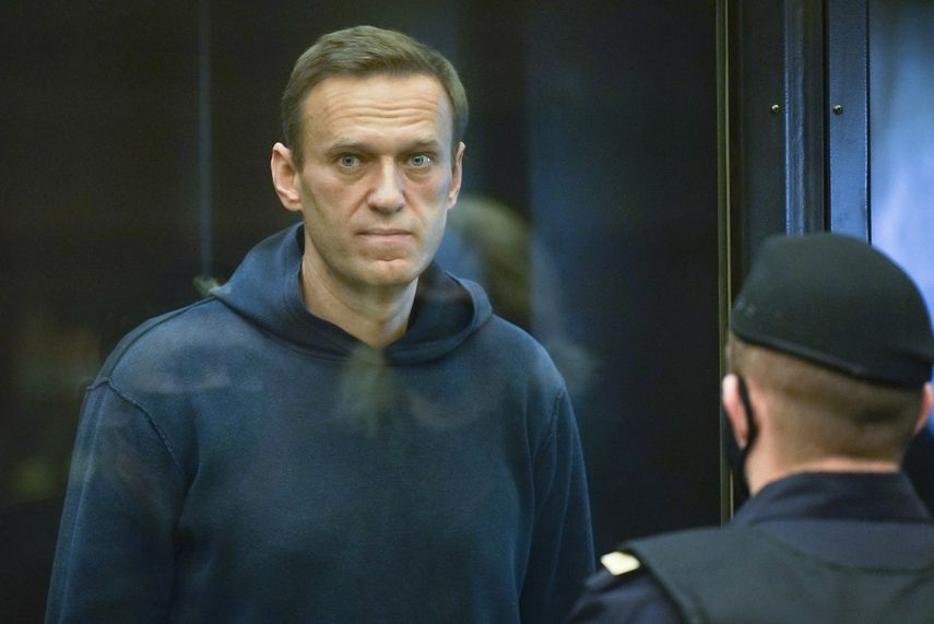 El líder opositor ruso Alexei Navalni, en una celda durante una vista sobre su sentencia suspendida, en Moscú, Rusia, el 2 de febrero de 2021.