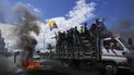 Manifestantes antigubernamentales pasan frente a una barricada en llamas durante protestas contra el gobierno del presidente Guillermo Lasso convocadas principalmente por organizaciones indígenas, el jueves 16 de junio de 2022, en Quito, Ecuador. 