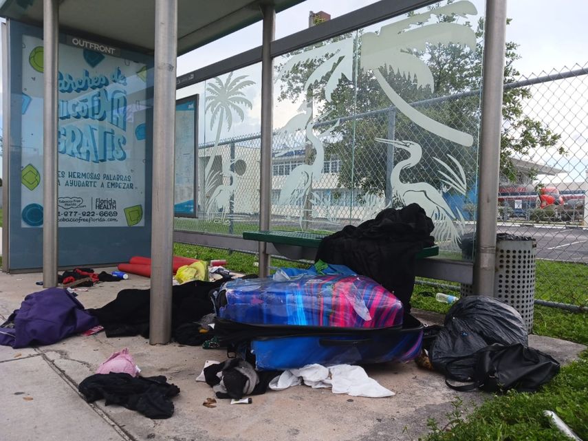 Una parada de ómnibus está atiborrada de basura y ropa vieja&nbsp;