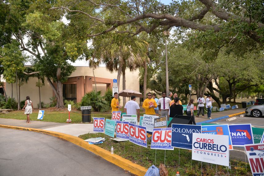 Vista parcial de la entrada de un colegio electoral en Miami-Dade, habilitado en la biblioteca de Coral Reef.