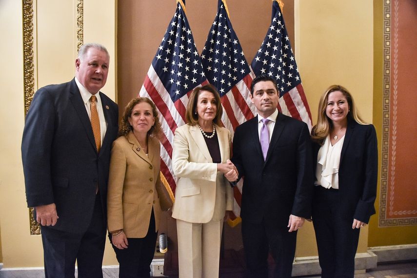 La presidenta de la Cámara de Representantes de EEUU, Nancy Pelosi (cen.) saluda al embajador de Venezuela, Carlos Vecchio, acompañada de los congresistas&nbsp;Albio Sires (izq.), Debbie Wasserman Schultz (2da izq.) y Debbie Mucarsel Powell.