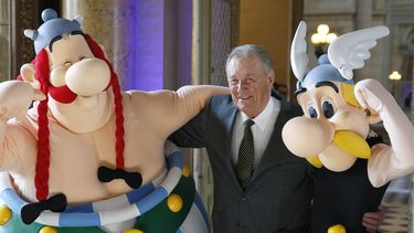 El fallecido autor e ilustrador francés Albert Uderzo posa con los personajes de su serie, Astérix y Obélix .