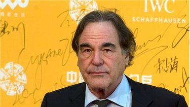 ARCHIVO - Esta imagen del 16 de abril del 2014 muestra al director cinematográfico estadounidense Oliver Stone en el 4to Festival Internacional de Cine de Beijing, celebrado en esa ciudad china. Stone escribirá y dirigirá una película sobre Edward Snow