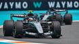 Andrea Kimi Antonelli rueda por delante de George Russell en el GP de Miami de Fórmula 1, ambos pilotos de Mercedes compiten en el Autódromo Internacional de Miami