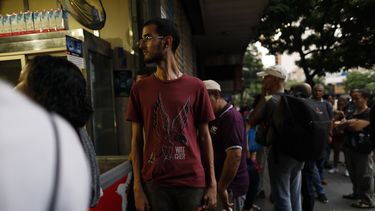 Varias personas caminan por las calles de Caracas luego que un apagón masivo dejó a la ciudad y a otras partes del país sin electricidad, en Caracas, Venezuela, el lunes 22 de julio de 2019.&nbsp;