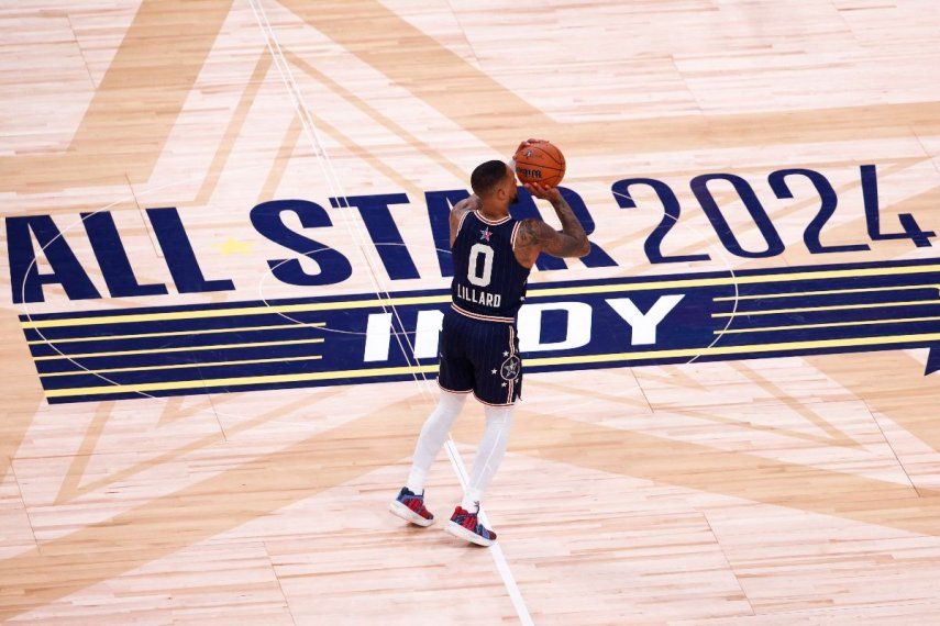 Damian Lillard #0 de los Milwaukee Bucks y los All-Stars de la Conferencia Este lanza contra los All-Stars de la Conferencia Oeste en el último cuarto del Juego de las Estrellas de la NBA 2024 en el Gainbridge Fieldhouse el 18 de febrero de 2024 en Indianápolis, Indiana.&nbsp;