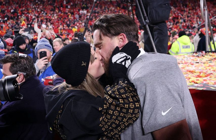 Taylor Swift besa a Travis Kelce #87 de los Kansas City Chiefs después de que los Chiefs derrotaran a los Buffalo Bills 32-29 para ganar el Campeonato de la AFC en el GEHA Field del Arrowhead Stadium el 26 de enero de 2025 en Kansas City, Missouri.
