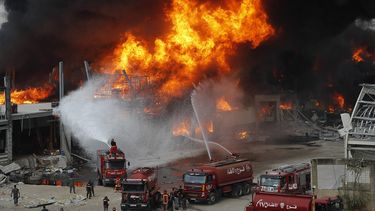 Se alzan las llamas en el puerto de Beirut, L&iacute;bano, jueves 10 de septiembre de 2020. Un gran incendio estall&oacute; en el puerto de Beirut, lo que provoc&oacute; el p&aacute;nico en una poblaci&oacute;n a&uacute;n traumatizada por la explosi&oacute;n del mes pasado, que dej&oacute; cientos de muertos y miles de heridos.