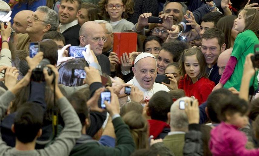 El papa rodeado de personas que acudieron a la audienca. (EFE) 