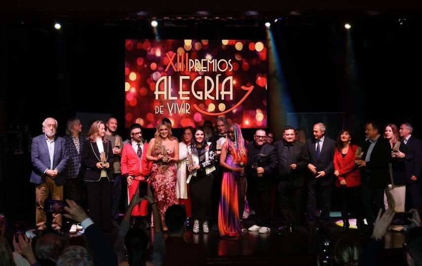 La cantante&nbsp; Lucrecia y los premiados en la edición 2025 de los Premios Alegría de Vivir, en el Teatro Luz de Gas, en Barcelona, España.&nbsp;