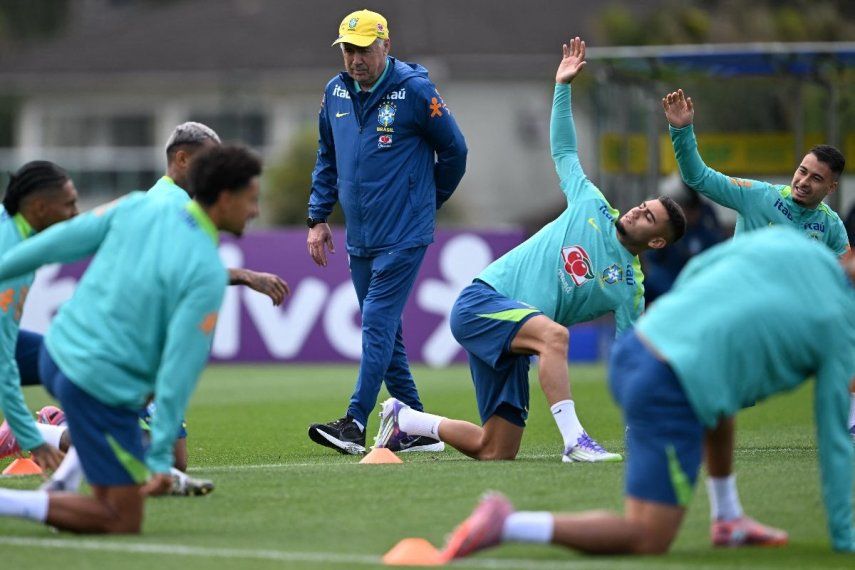 El seleccionador italiano de Brasil, Carlo Ancelotti, observa a sus jugadores durante un entrenamiento en Teresópolis, Río de Janeiro, Brasil, el 8 de septiembre de 2025.