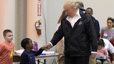 El presidente Donald Trump comparte con varios menores en un centro que acoge a víctimas de Harvey en la ciudad de Houston.
