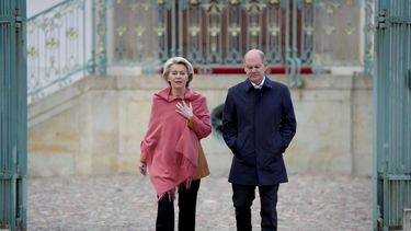 El canciller alemán, Olaf Scholz, y la presidenta de la Comisión Europea, Ursula von der Leyen, llegan a una conferencia de prensa en el Palacio de Meseberg, en Gransee, cerca de Berlín, Alemania, el domingo 5 de marzo de 2023.&nbsp; &nbsp;