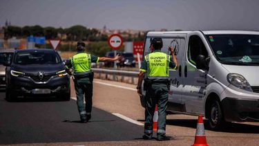 Dos agentes de la Guardia Civil durante un control en la autovía A-5, en la primera operación salida del verano de 2022, en Madrid (España).