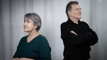 Los arquitectos franceses Anne Lacaton (izquierda) y Jean-Philippe Vassal (derecha) posan en su taller en Montreuil, al este de París, el 16 de marzo de 2021. El premio Pritzker, el premio más prestigioso de la arquitectura, fue otorgado el martes al dúo francés Jean -Philippe Vassal y Anne Lacaton.&nbsp;