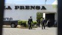 La policía del régimen sandinista mantiene ocupadas las instalaciones del diario La Prensa, en Managua, Nicaragua. visibilit