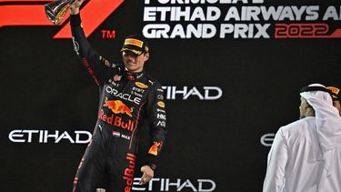 El neerlandés Max Verstappen celebra con la copa del Gran Premio de Abu Dabi