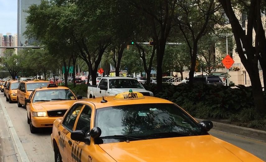 Protesta de taxistas en Brickell Ave. contra Uber (JOSÉ PERNALETE)