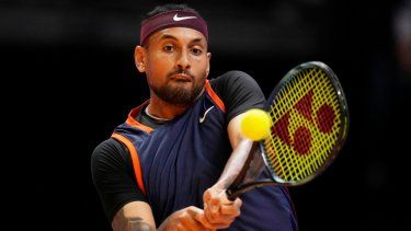 Nick Kyrgios hace una devolución ante Grigor Dimitrov durante la World Tennis League en Dubái, el 21 de diciembre de 2022.