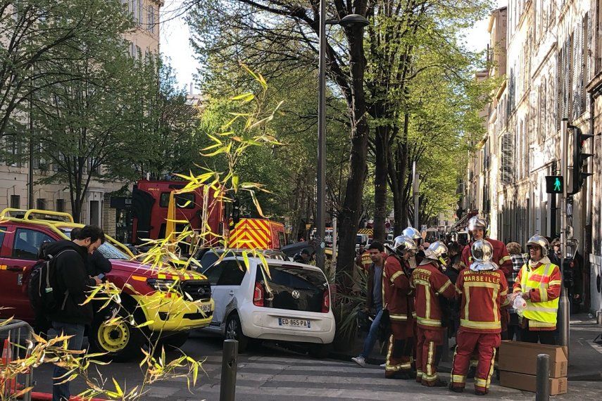 Bomberos reunidos cerca de una calle donde se derrumbó un edificio la madrugada del domingo 9 de abril de 2023 en Marsella, en el sur de Francia.&nbsp;