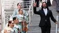 El cantante mexicano Marco Antonio Solís, ganador del premio Latin Grammy, baja las escaleras del Museo de Cera Madame Tussauds, cuando llega para ser honrado con una estrella en el Paseo de la Fama de Hollywood en Los Angeles el jueves 5 de agosto de 2010.&nbsp;