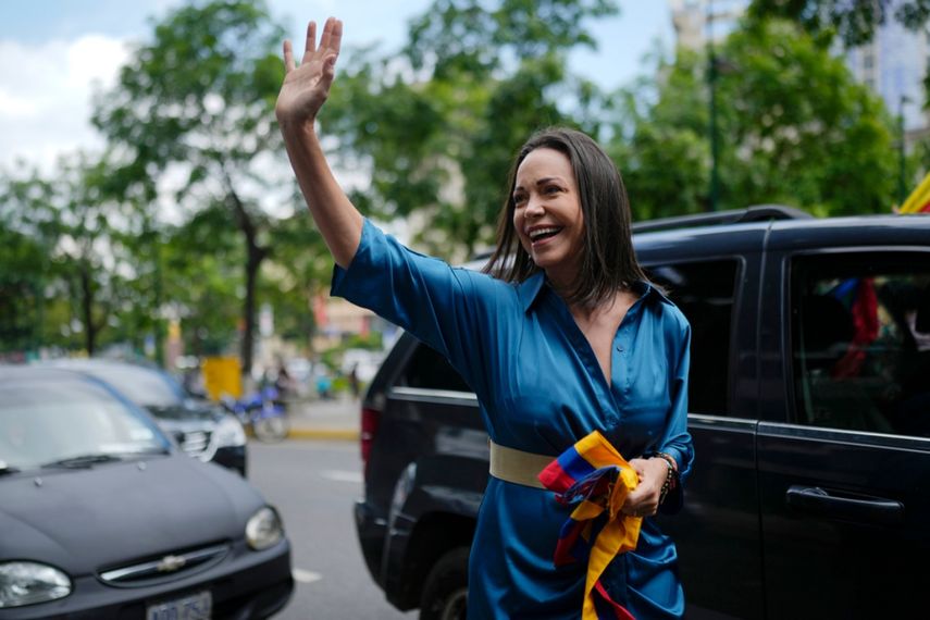 La líder opositora María Corina Machado saluda a sus simpatizantes antes de inscribirse para participar en las elecciones primarias de la oposición en Caracas, Venezuela.