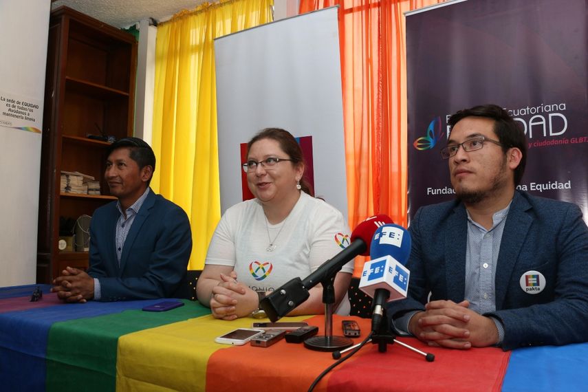 Efrain Soria (i), miembro de la comunidad LGBTI, la activista LGBTI Pamela Troya (c) y Christian Paula (d), de la Fundación Pakta, participan en una rueda de prensa.
