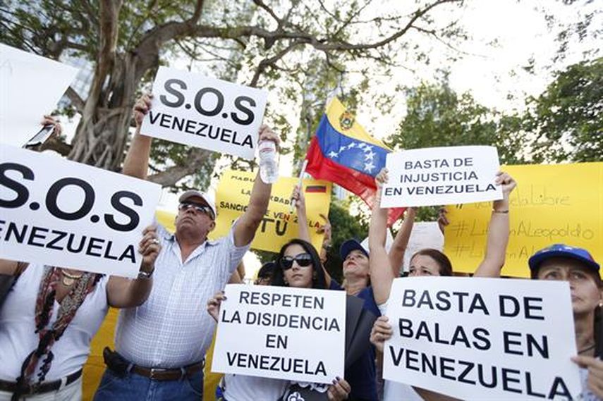 Al grito de Expatriados pero no callados y Libertad, venezolanos entre estudiantes, jubilados y padres de familia exigieron a la comunidad latinoamericana que reaccione contra la violación de los derechos humanos en Venezuela. Foto EFE