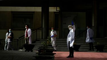 Foto de archivo, 20 de marzo de 2020, de una protesta del personal de salud frente al hospital Txagorritxu para exigir equipo, en Vitoria, Espa&ntilde;a. El coronavirus est&aacute; librando una guerra de desgaste contra el personal m&eacute;dico en el mundo. En la mayor&iacute;a de la gente, el nuevo coronavirus provoca s&iacute;ntomas leves o moderados. En algunas personas, sobre todos los adultos mayores y las que padecen trastornos de salud subyacentes, puede provocar enfermedades m&aacute;s graves, como la neumon&iacute;a, e incluso la muerte.&nbsp;