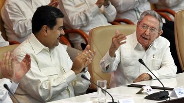 El presidente de Venezuela, Nicolás Maduro (izq.), junto al gobernante cubano, Raúl&nbsp;Castro&nbsp;(d), son vistos el 10 de abril de&nbsp;2017 en la clausura del XV Consejo Político del ALBA.