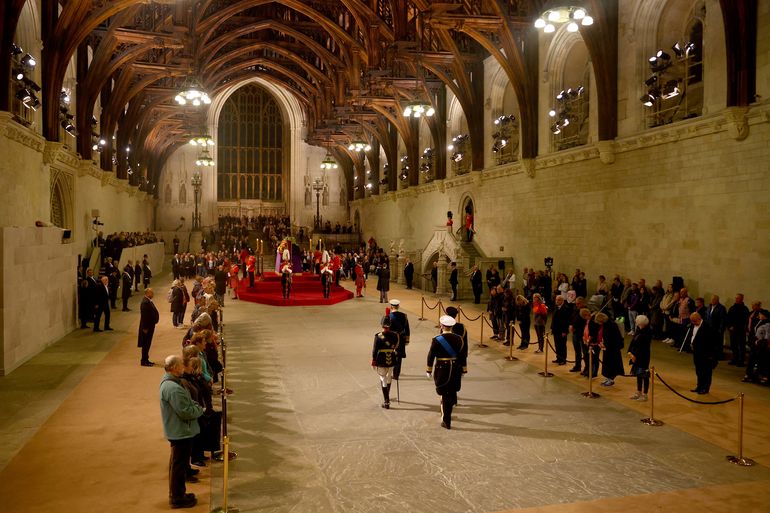 La princesa Ana, el rey Carlos III, y los príncipes Andrés Eduardo llegan para montar una vigilia alrededor del ataúd de la reina Isabel II en el Palacio de Westminster en Londres el 16 de septiembre de 2022.