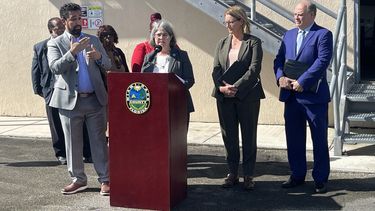 Alcaldesa Daniella Levine Cava, Deanne Criswell, administradora de FEMA, y el comisionado Carlos Bermúdez durante la rueda de prensa.&nbsp;