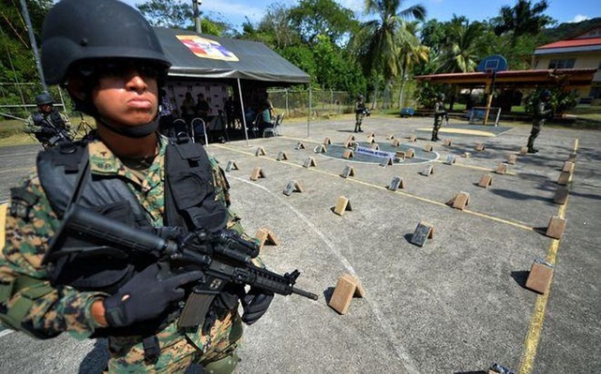El decomiso de 1.272 paquetes de cocaína, una lancha y la detención de tres colombianos es el resultado de una operación de interdicción en aguas del Pacífico central panameño (CORTESÍA/www.midiario.com)