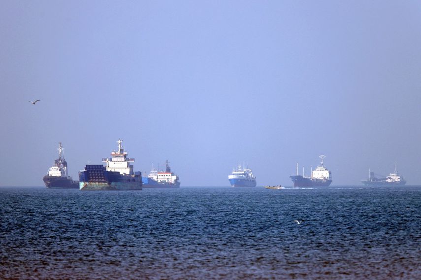 En esta fotografía, obtenida por la agencia de noticias iraní ISNA el 4 de mayo de 2026, se observan buques anclados en el estrecho de Ormuz, frente a Bandar Abbas, en el sur de Irán.  