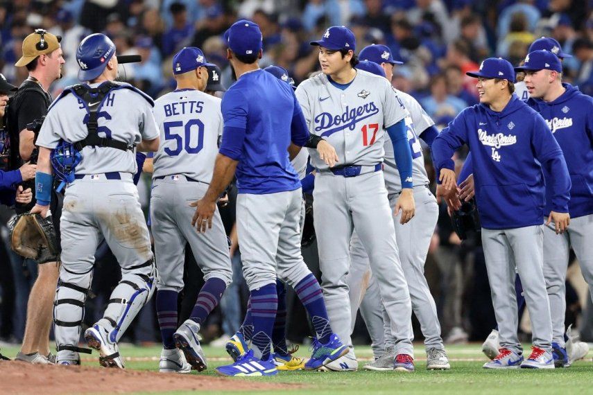 Mookie Betts # 50 y Shohei Ohtani # 17 de Los Angeles Dodgers celebran con sus compañeros de equipo después de derrotar a los Toronto Blue Jays 3-1 en el sexto juego de la Serie Mundial 2025 en el Rogers Centre el 31 de octubre de 2025 en Toronto, Ontario.&nbsp;