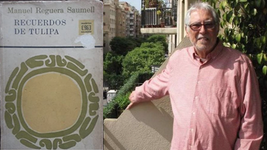 El escritor Manuel Reguera Saumell junto a su libro Recuerdos de Tulipa.&nbsp;