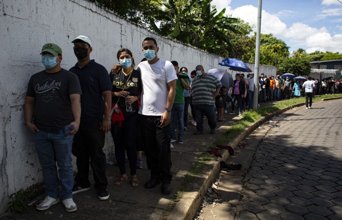 Personas realizan largas filas durante un día de vacunación masiva para personas mayores de 30 años para recibir la primera dosis de la vacuna Astrazeneca, en Managua, Nicaragua, el 20 de septiembre de 2021. Personas realizan largas filas durante un día de vacunación masiva para personas mayores de 30 años para recibir la primera dosis de la vacuna Astrazeneca, en Managua, Nicaragua, el 20 de septiembre de 2021.