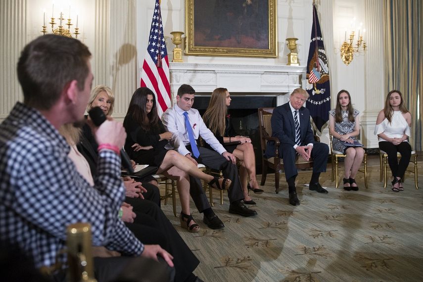 El presidente Donald Trump escucha testimonios de víctimas de tiroteos en centros escolares de EEUU, entre ellos, varios de los sobrevivientes de la masacre de Parkland, en Florida, el pasado 14 de febrero.