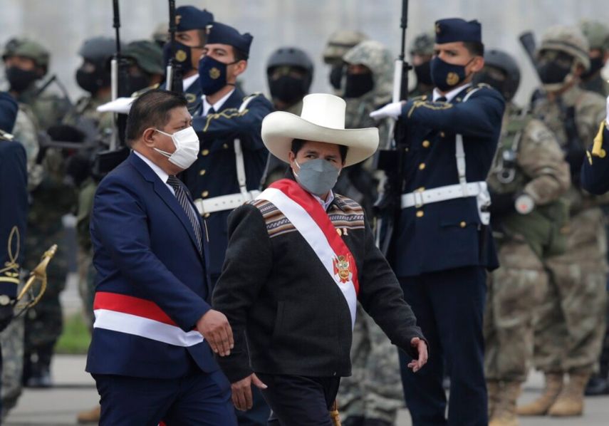El presidente de Perú, Pedro Castillo, en el centro, y su ministro de Defensa, Walter Ayala, llegan para un desfile militar en Lima, Perú. En la denuncia presentada se expone que hay serios indicios de que Ayala habría incurrido en un delito de coacción.