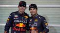 Los pilotos de Red Bull, el holandés Max Verstappen, izquierda, y el mexicano Sergio Checo Pérez, posan luego de la clasificación para el Gran Premio de Abu Dabi de la Fórmula 1. Verstappen ganó la pole y Pérez el segundo puesto de largada en Abu Dabi, Emiratos Árabes Unidos, sábado 19 de noviembre de 2022. 