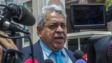 Alejandro Pérez, integrante del equipo de 18 abogados que representan la defensa de Ricardo&nbsp;Martinelli, habla con la prensa este jueves&nbsp;a su salida del edificio James L King, de la corte federal de Justicia, en Miami.