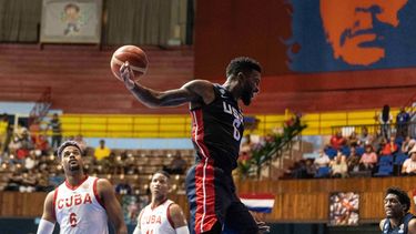Jordan Bell, de Estados Unidos, reacciona tras un mate durante un juego de la primera ronda de clasificación para el Mundial de la FIBA 2023 contra Cuba, en La Habana